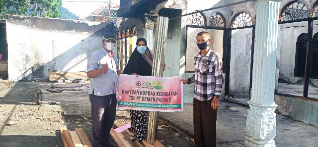 Penyerahan bantuan untuk korban kebakaran dari Semen Padang